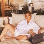 Jennifer Lopez Relaxes At Home_685942278a558.jpeg