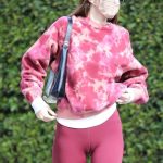 Kendall Jenner Cameltoe In Pink Leggings (10 Photos)_685943a6d0013.jpeg
