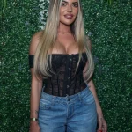 Megan Barton-Hanson Flaunts Nice Cleavage at the “Kabaret Expose” Show (16 Photos)_68711a19e3610.webp
