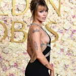Miley Cyrus Displays Her Sexy Tits at the 82nd Annual Golden Globe Awards (58 Photos)_687103d0a214f.webp